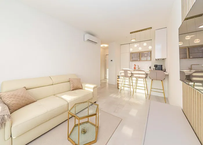 Urban&chick With Garage Apartment Split